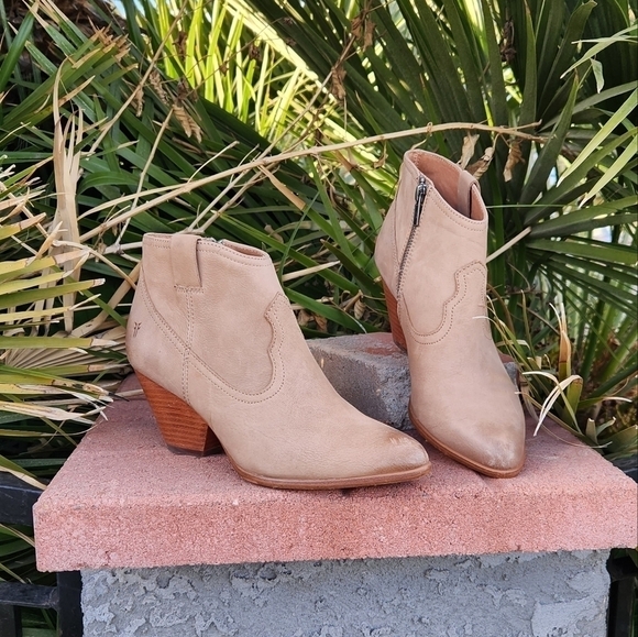 Frye -‎ Reina Leather Bootie, Ash - Picture 3 of 13